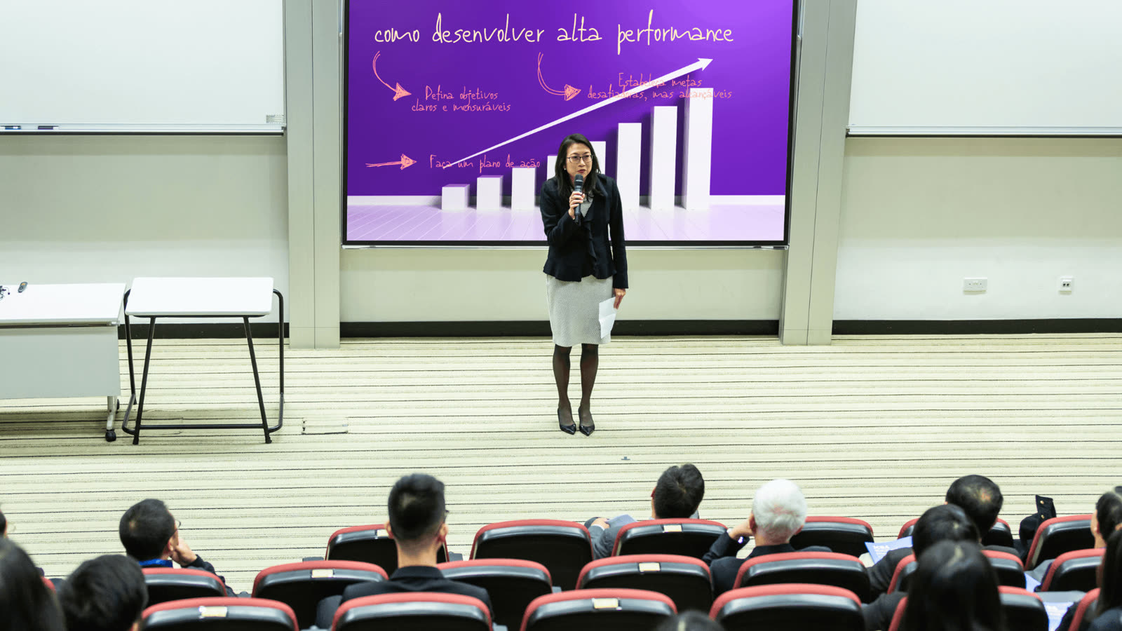 Profissional apresentando um processo de negócio em um display interativo
